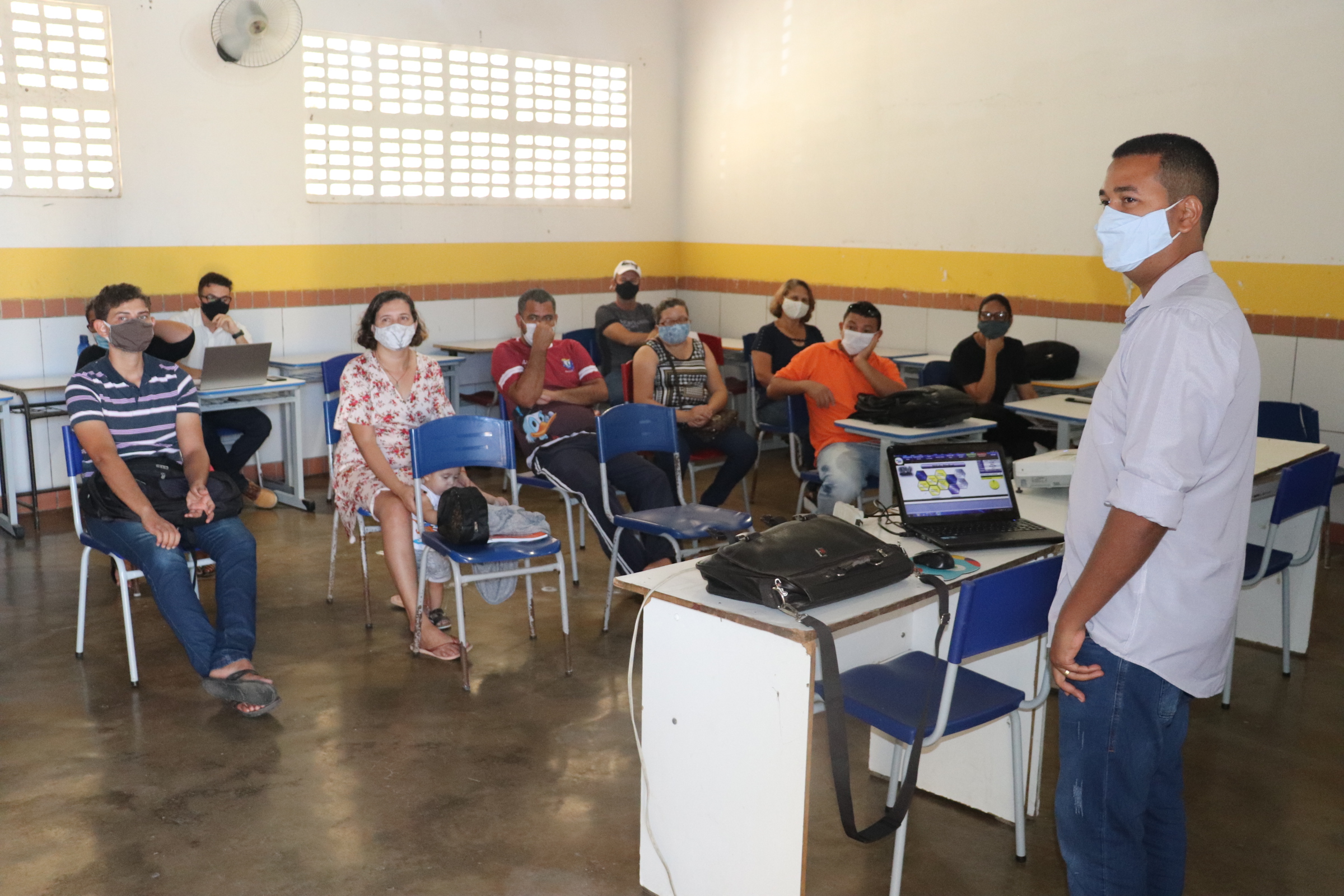 Professores da rede municipal de ensino recebem formação para adaptação ao diário de classe online