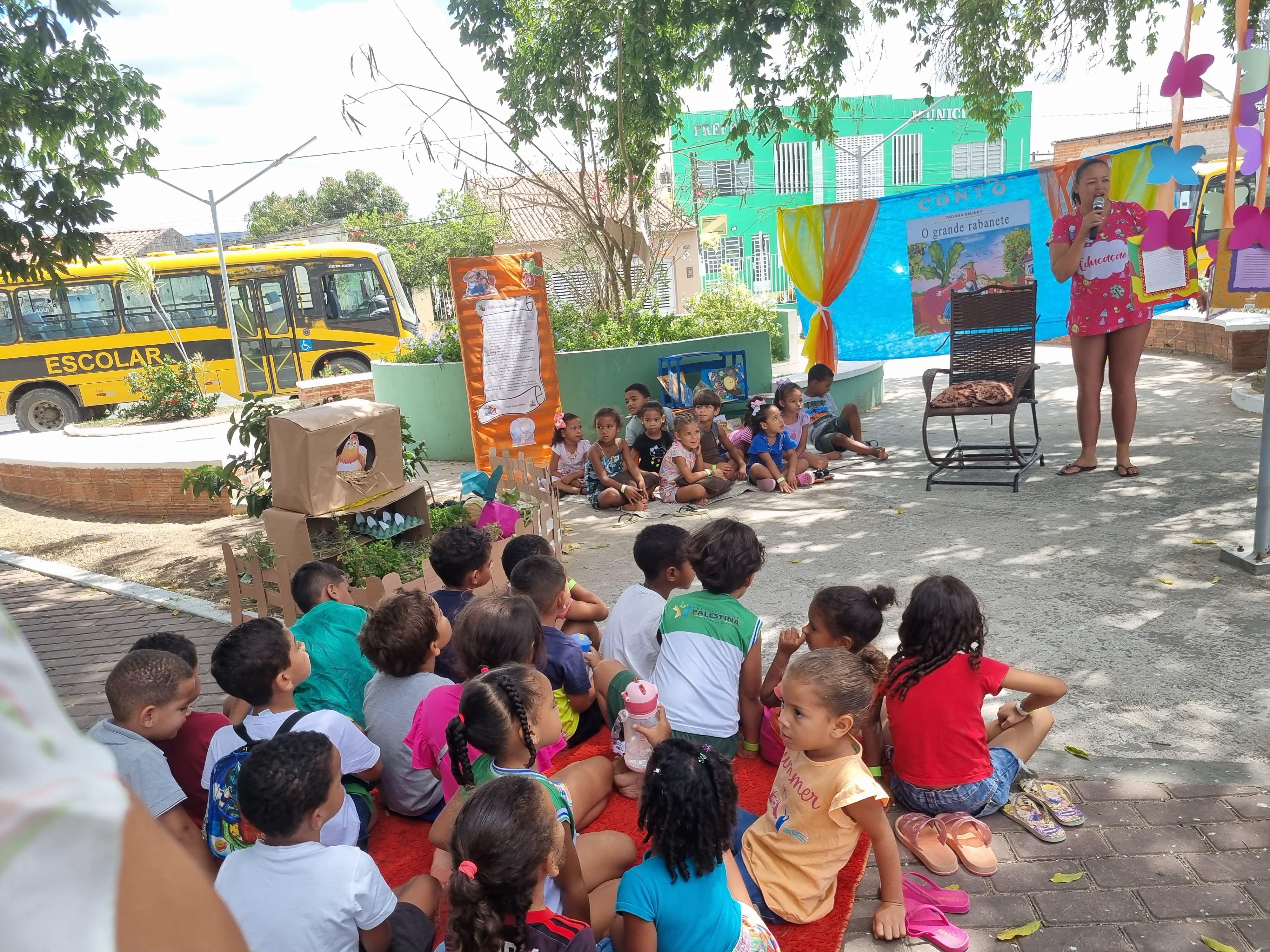 Dia de leitura na praça: projeto “Semear Leituras, Colher Leitores!
