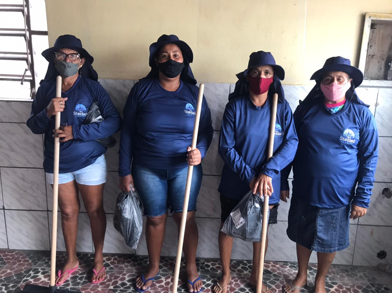 GARIS DE LIMPEZAS RUA RECEBEM MATERIAL PARA TRABALHO E UNIFORME