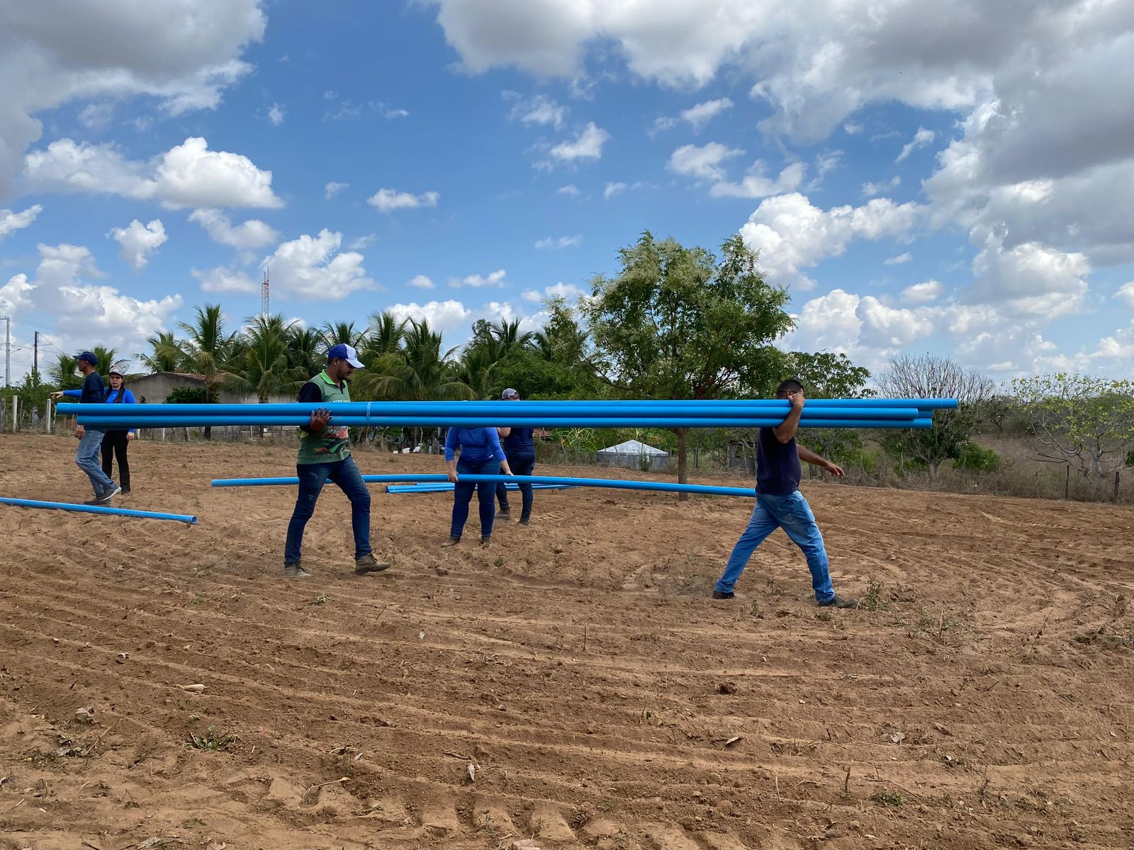 Prefeitura de Palestina entrega kits de irrigação para agricultores palestinenses.