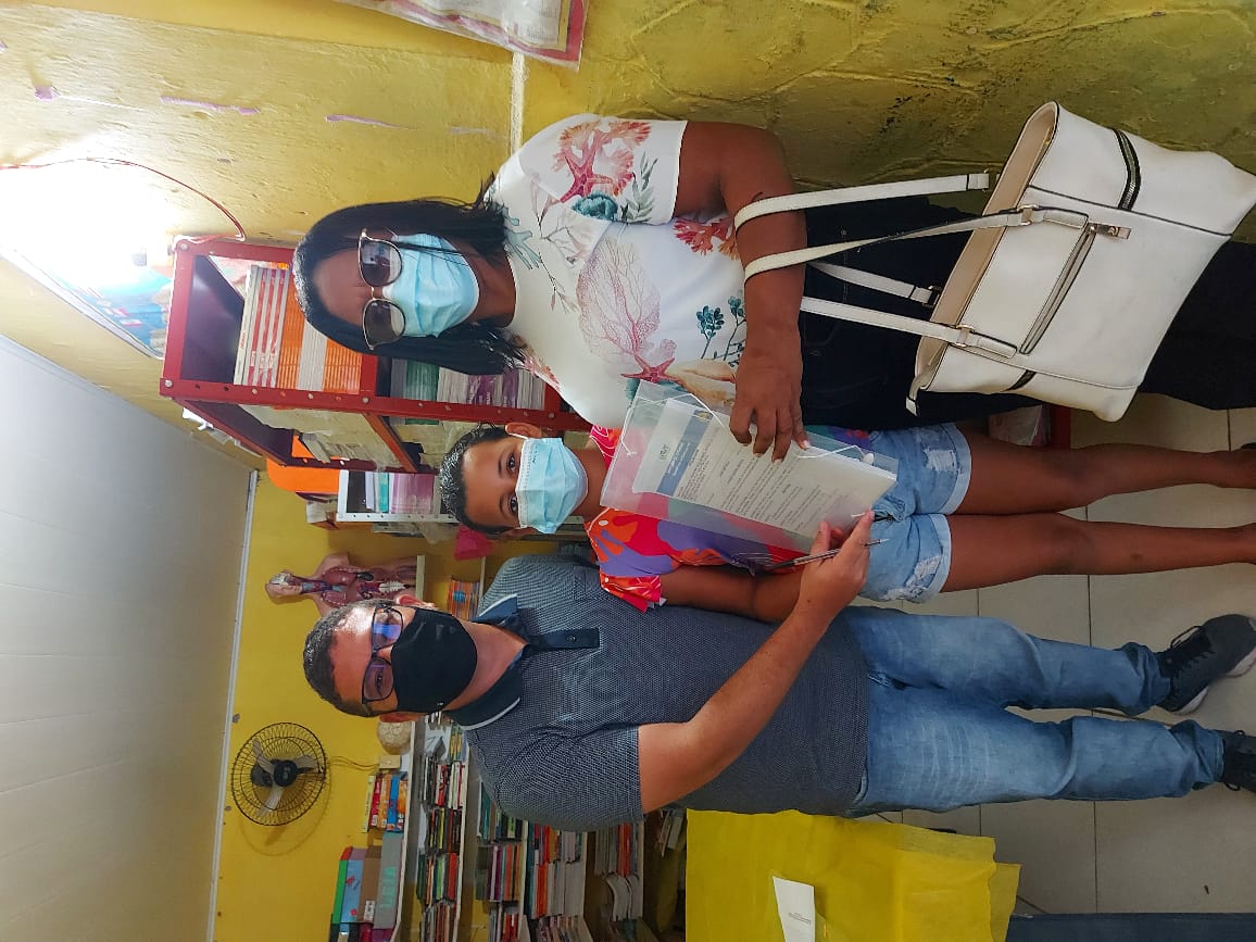 Pais e alunos receberam kit escolar com livros e apostilas didáticas