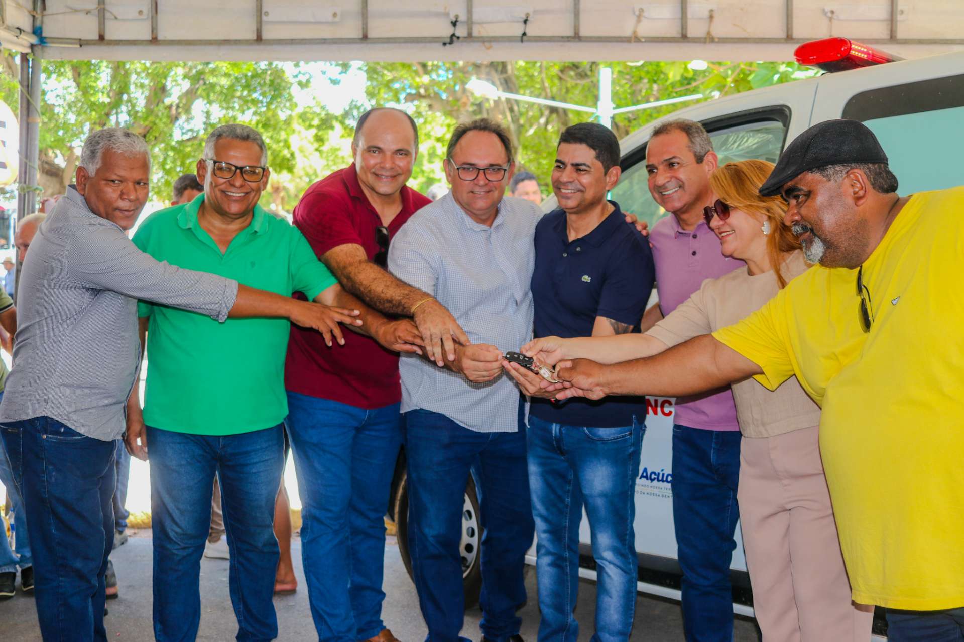 Prefeito em Exercício, Dr Eraldinho, realiza entrega de ambulância zero quilometro