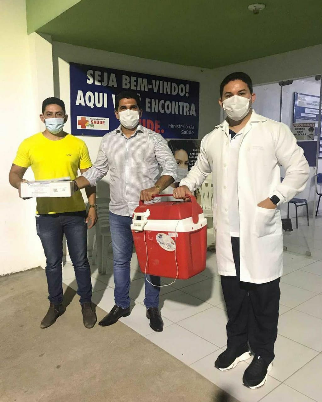 O PREFEITO CÍCERO CARDOSO SE FEZ PRESENTE NA CHEGADA DE MAIS NOVAS DOSES DA VACINA CONTRA A COVID-19 PARA O MUNICÍPIO DE PINDOBA.