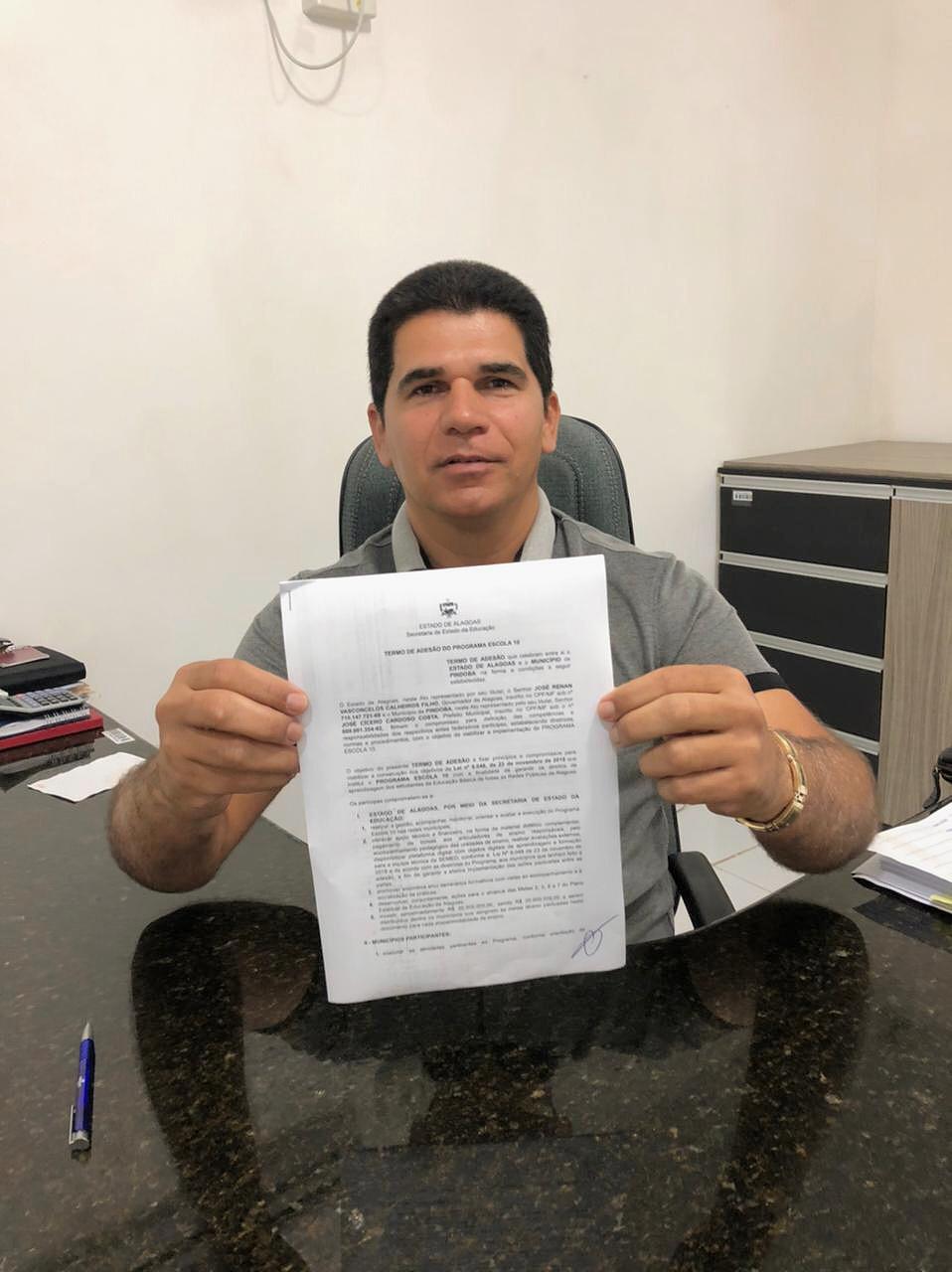 PREFEITO CÍCERO CARDOSO E SECRETÁRIA DE EDUCAÇÃO ADJANE FREIRE ASSINAM TERMO DE ADESÃO DO PROGRAMA ESCOLA 10.