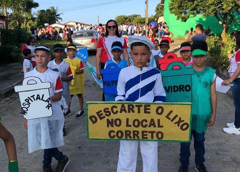 DESFILE CÍVICO EM ALUSÃO AOS 200 ANOS DA INDEPENDÊNCIA DO BRASIL NO POVOADO CARNAÍBAS, LEVANDO O TEMA "O BRASIL DE REGIÕES E UM POVO DIFERENTE".