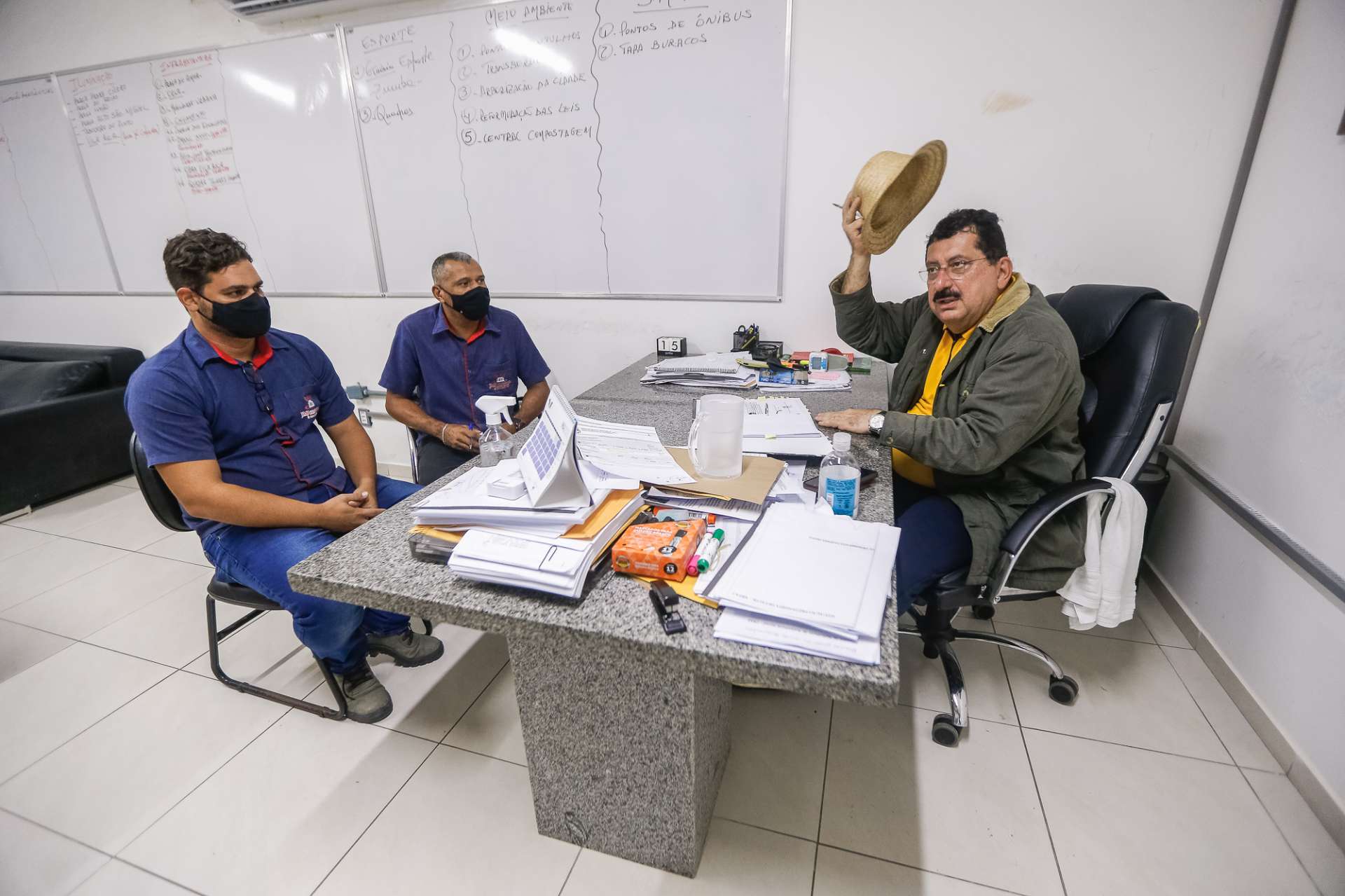 Gilberto Gonçalves assina ordem de serviço para reforma de praça em Rio Largo