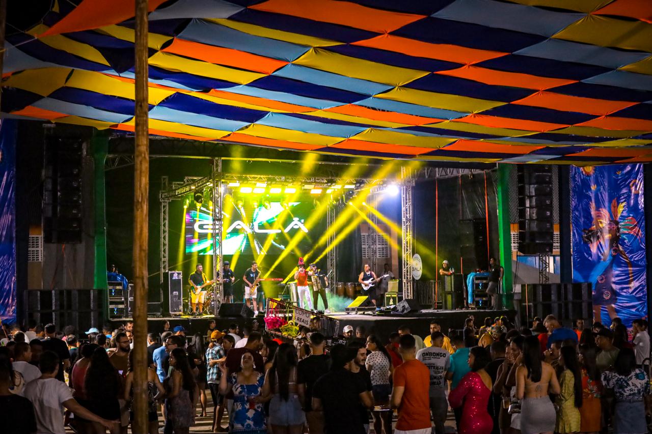 Primeiro do Traipu Folia leva multidão às ruas; shows de Dan Chicleteiro e Galã Elétrico abriram Carnaval
