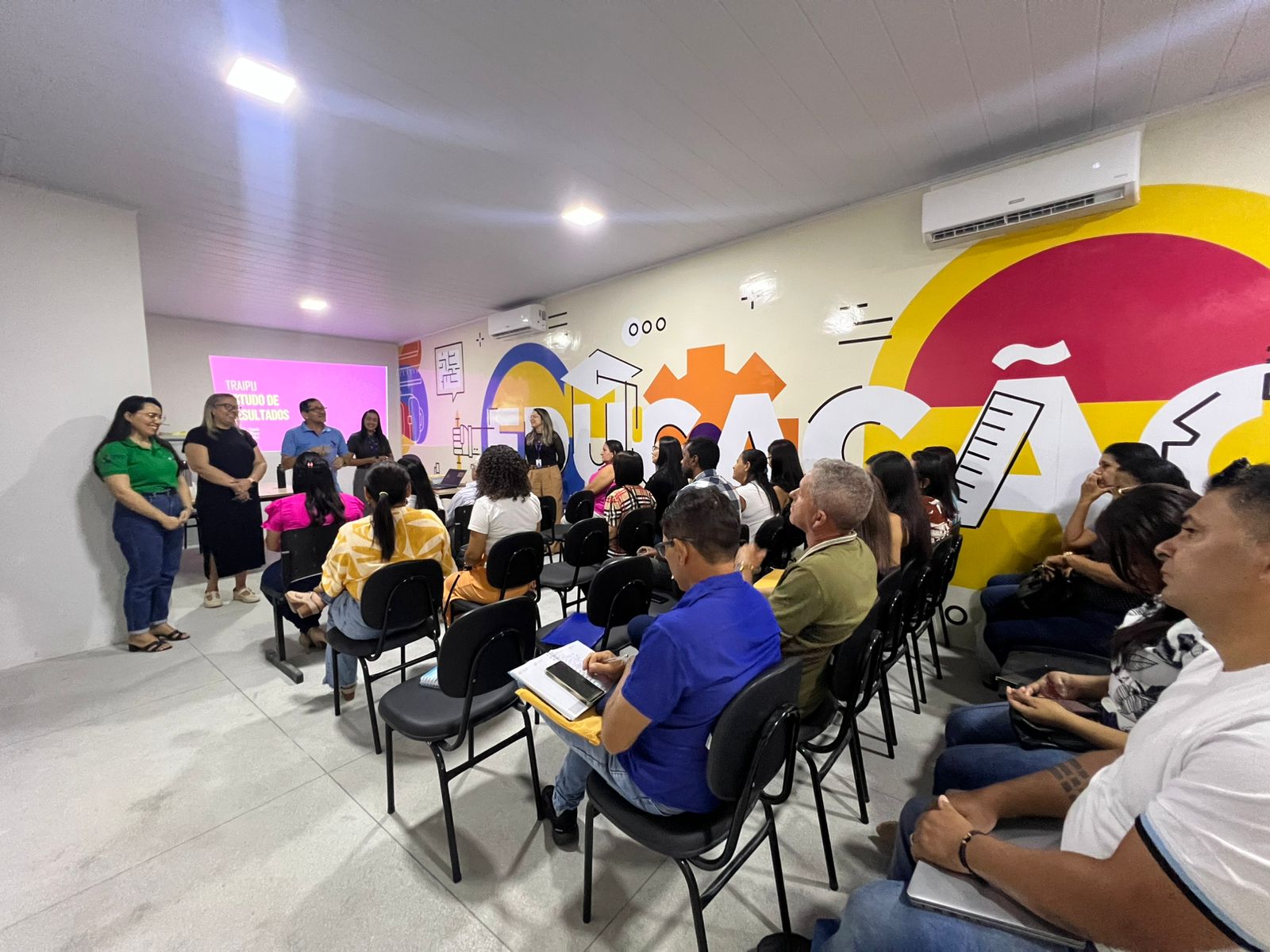Reunião alinha estratégias para a aplicação da Prova do SAEB nas escolas municipais