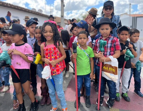 Tradição e brincadeira: escola municipal promove Cavalgada de Cavalinho de Pau