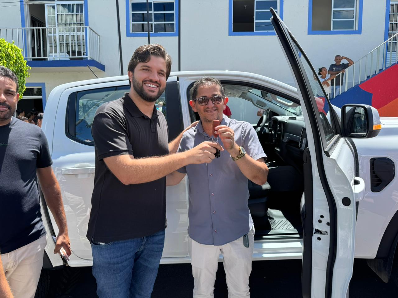 Prefeitura entrega novos veículos para Saúde e Educação e motocicletas para GM e SMTT