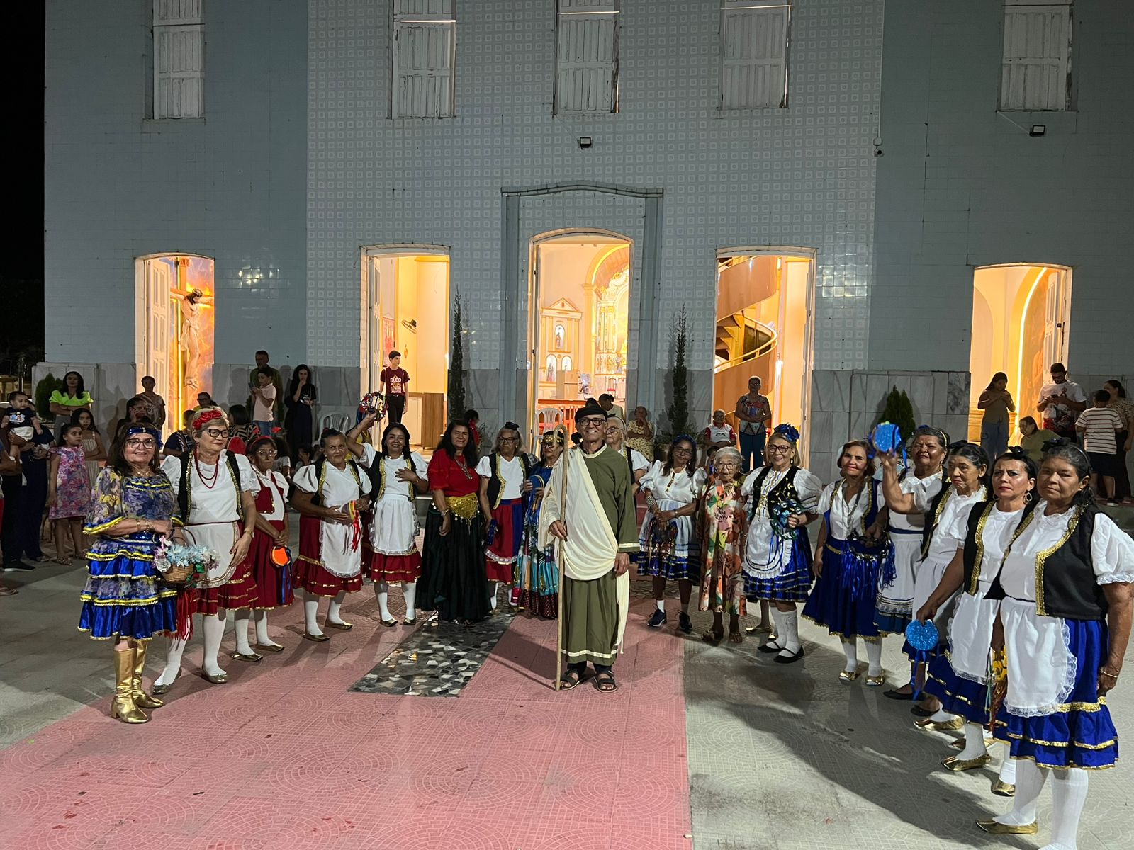 Idosos atendidos pelo Cras realizam apresentação de pastoril