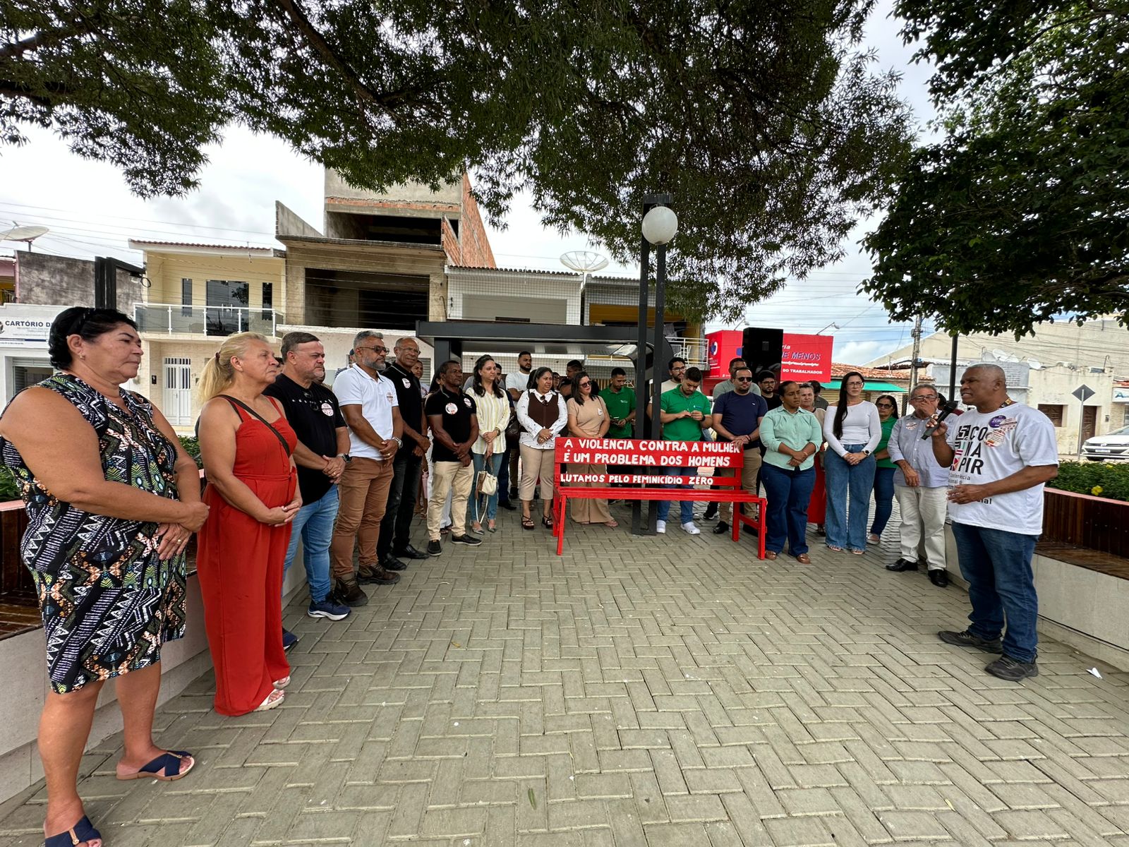 Traipu inaugura Banco Vermelho em ação de conscientização sobre violência contra a mulher