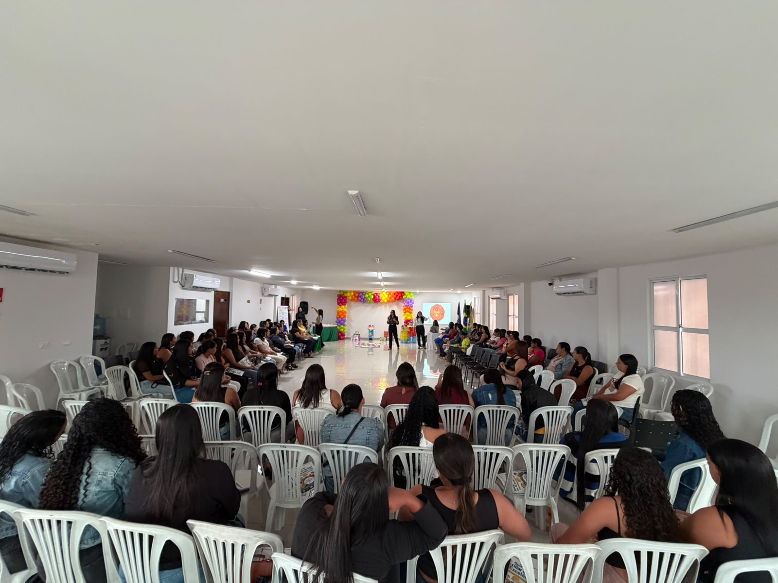 Formação fortalece atuação dos auxiliares de sala da Rede Municipal de Ensino