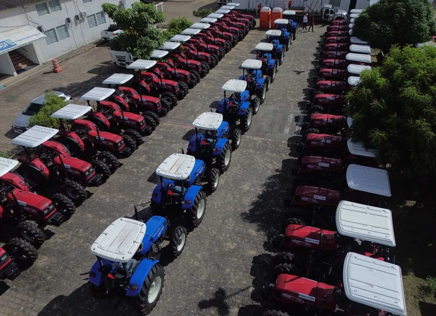 Parceria entre Prefeitura e Codevasf beneficia agricultura familiar de Traipu com três tratores
