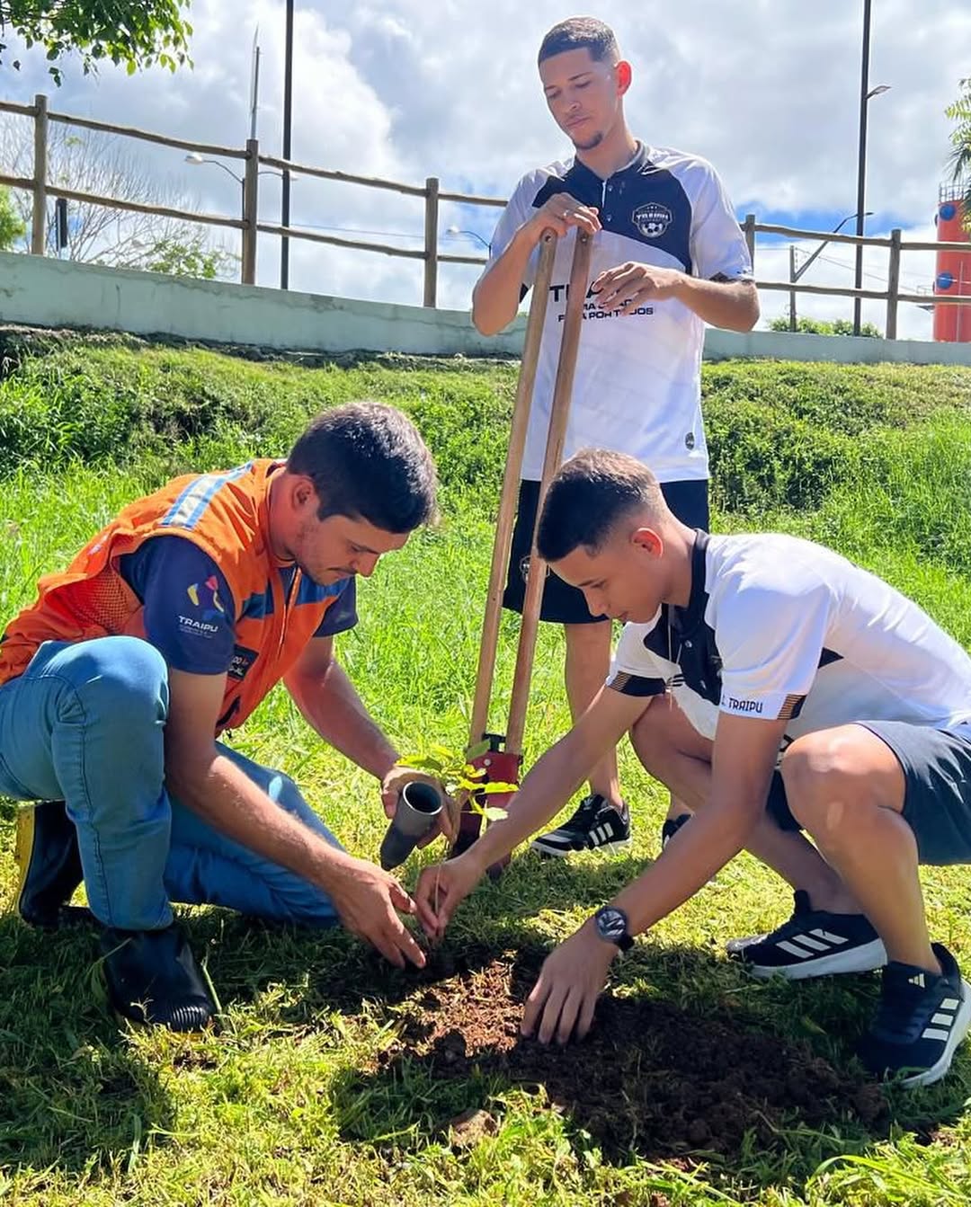 Secretaria de Meio Ambiente e atletas de base do Esporte Clube Traipu realizam plantio de árvores