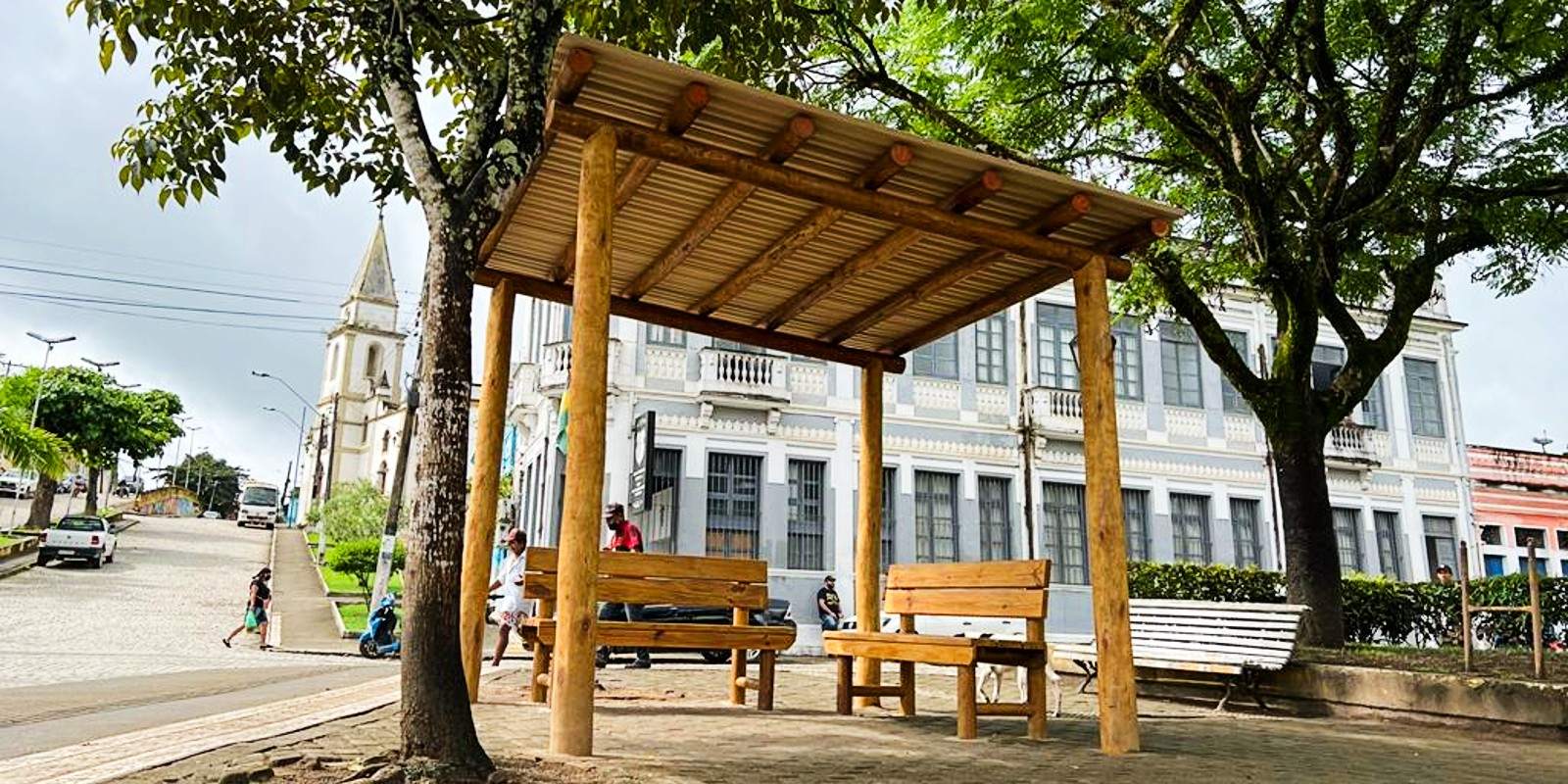 Prefeitura instala pontos para abrigar mototaxistas em Viçosa