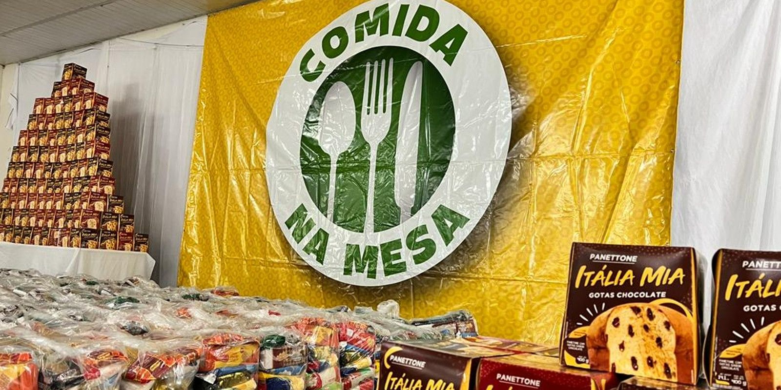 Famílias do programa Comida na Mesa recebem cestas nutricionais e panetones