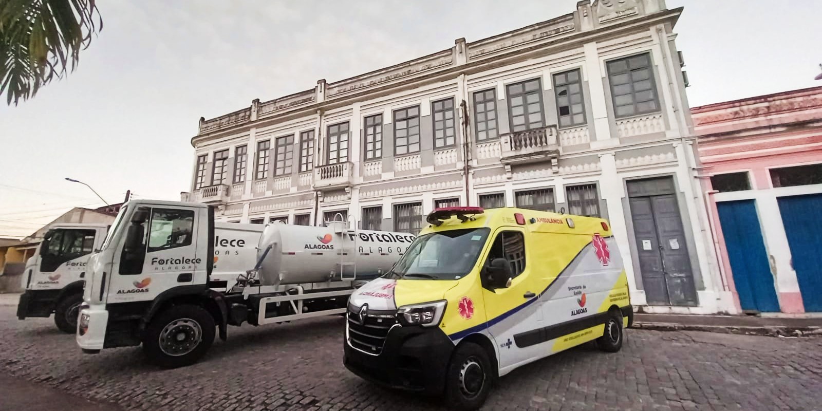 Estado autoriza 10 km de pavimento asfáltico e entrega veículos em Viçosa